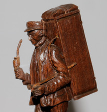 alter Mann mit Kiste